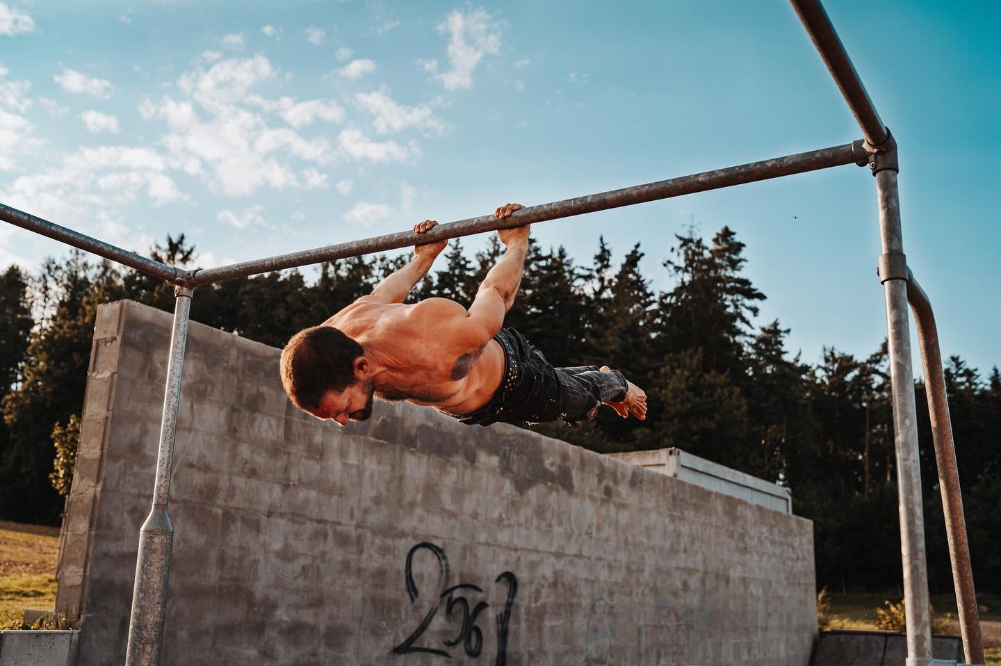Miloš Mařík při cvičení s vlastní vahou na hrazdě